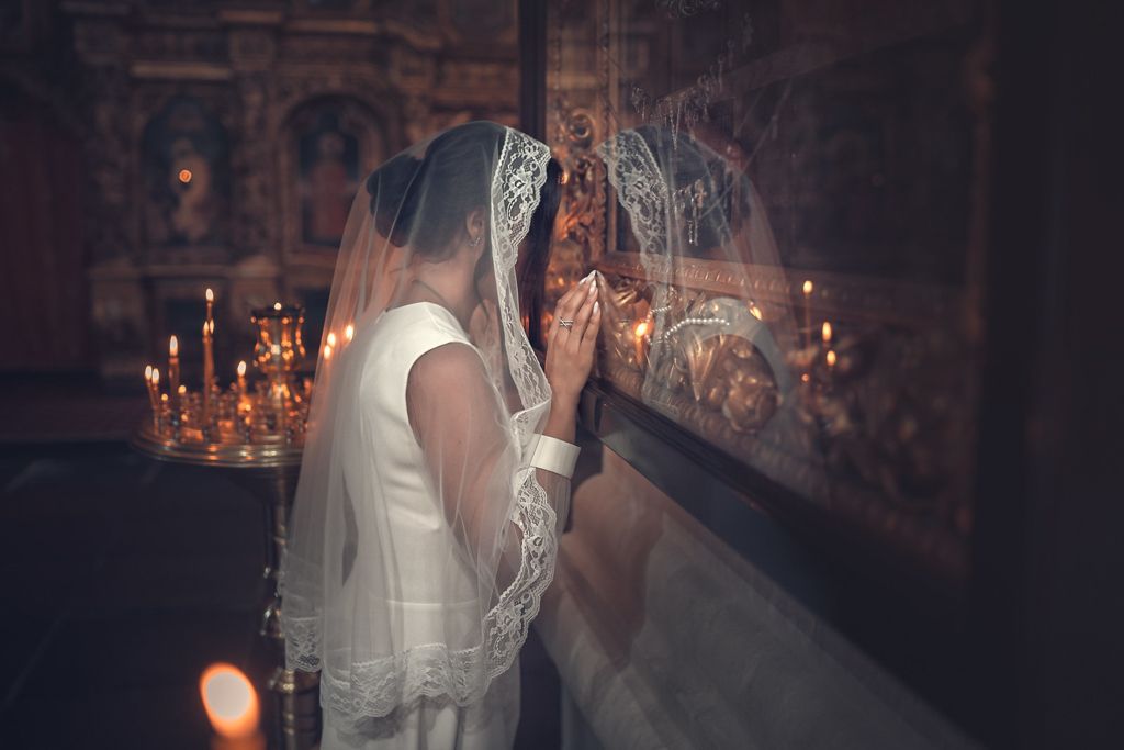 Случайные ситуационные фотографии на съёмке таинства крещения и венчания